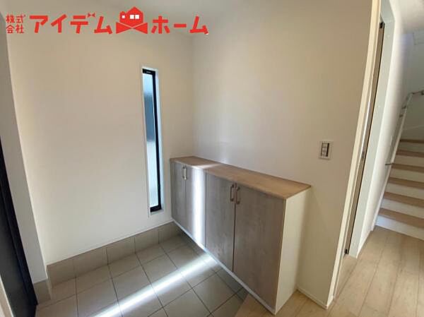 シンプル且つモダンなエントランス＆ホール！ 訪れる人を心地よく迎え入れてくれます。