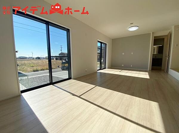 広々リビングは、陽当りが良く、部屋いっぱいに 明るい陽光が広がります。