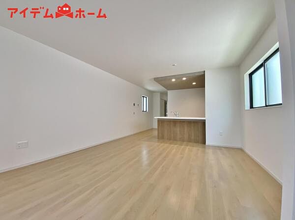 2号棟 広々リビングは、陽当りが良く、部屋いっぱいに 明るい陽光が広がります。