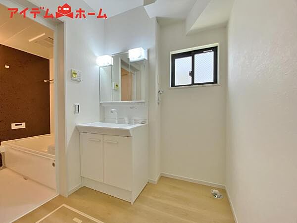 2号棟 ゆとりの洗面スペースで朝の身支度も快適スムーズ。 鏡の裏にはたっぷりと収納を装備！
