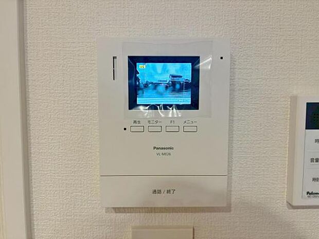 奥様やお子さんのみの在宅も安心。ボタンひとつで通話が可能です。 突然の来訪も時間帯に関係なく鮮明な画像で確認することが出来ます。