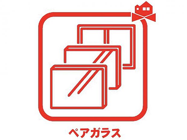 ガラスとガラスの間に空気層があり、光の透過性を保ちつつ断熱効果を得られるガラスです! 一般的な断熱材と同じ原理を用いており、対流が起こらない状態の空気は断熱性能が高いという性質を利用しています♪