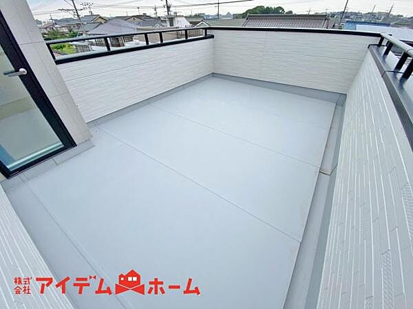 陽当りの良いバルコニーは、物干しセットを追加すれば、一度にたくさんのお洗濯物が干せるのが魅力！バルコニーは洗濯物を干すだけの場所じゃなく、家族のゆとりのある時間を演出するプライベート空間。