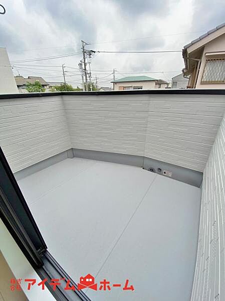 陽当りの良いバルコニーは、物干しセットを追加すれば、一度にたくさんのお洗濯物が干せるのが魅力！バルコニーは洗濯物を干すだけの場所じゃなく、家族のゆとりのある時間を演出するプライベート空間。