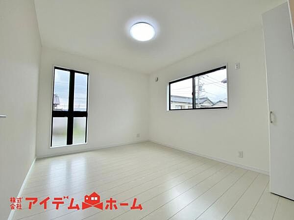 大きな窓からたっぷりの日差しが降り注ぐ明るい室内です。気持ちの良い朝日を受けて、目覚めの良い健康的な朝を迎えられそうです。