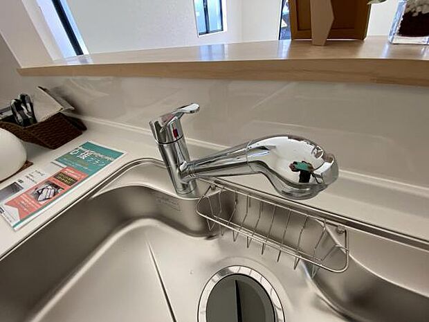 蛇口をひねるとすぐにきれいなお水が使える蛇口一体型浄水器を設置