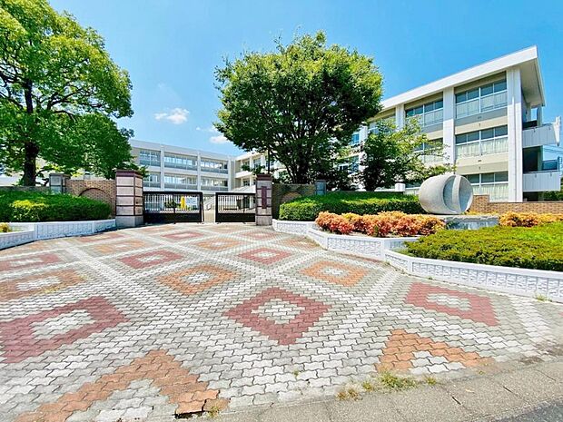 みよし市立三吉小学校(1800m)