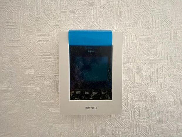 外出中も来訪者をカラー画面でしっかり録画します！ボタンひとつで通話が可能です♪ 在宅時にも鮮明なモニターでしっかり相手を確認できます♪