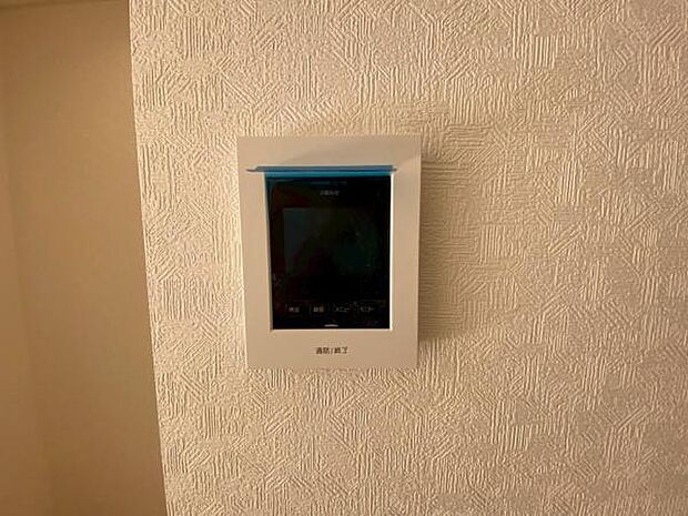 外出中も来訪者をカラー画面でしっかり録画します！ボタンひとつで通話が可能です♪ 在宅時にも鮮明なモニターでしっかり相手を確認できます♪