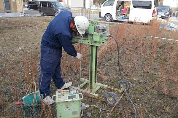 全ての現場で地盤調査を実施しております。 （スウェーデン式サウンディング調査） 基準に満たない場合は全て地盤改良工事を施しております。