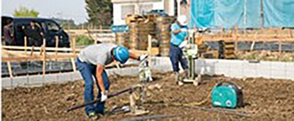 地盤調査は、法令に準じた3項目8要素で徹底的に検証。土地状況に応じた基礎仕様や、地盤改良工事などを実施。 不同沈下しない地盤の品質をお約束。基礎着工日に始まり、引き渡し日から10年間保証します。