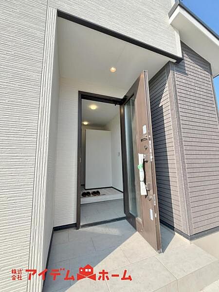 住まう人も来客も入った時にワクワクさせてくれるオシャレな玄関。収納もたっぷりあるので、靴がたくさんあっても安心！気持ちの良い朝は、毎日ここからスタートしていきます。