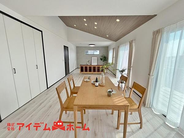 室内にいても、たっぷりの陽光と爽やかな風を感じて頂ける、開放感あふれるリビングです。ご家族と穏やかに過ごす、心地の良い時間が流れます。
