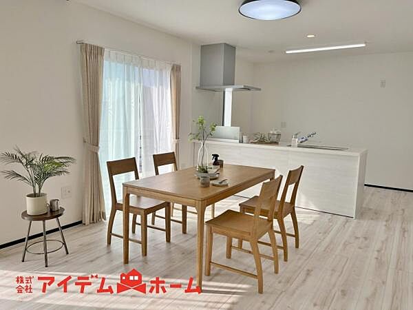 ここにはみんなが集い、食事と楽しい会話が始まる。話に夢中になりすぎて、ついつい時を忘れてしまう。そんな束の間の幸せを感じさせてくれる場所。