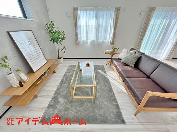 室内にいても、たっぷりの陽光と爽やかな風を感じて頂ける、開放感あふれるリビングです。ご家族と穏やかに過ごす、心地の良い時間が流れます。