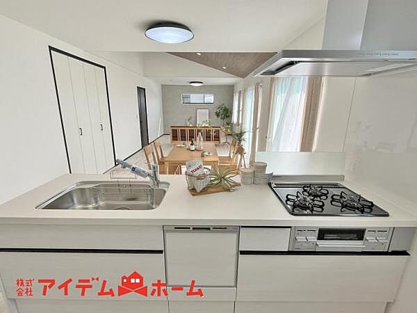 本を読みながら料理をしたり、家族とコミュニケーションを取りながら家事をしたり。毎日使い、案外長い時間を過ごす場所だからこそ妥協したくない部分ですね。