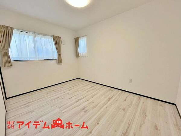 充分な広さと収納機能を備えた部屋はお子様の自発性と成長を促します。お子様の成長を支える、勉強や好きなことに没頭する学びの空間にどうぞ。