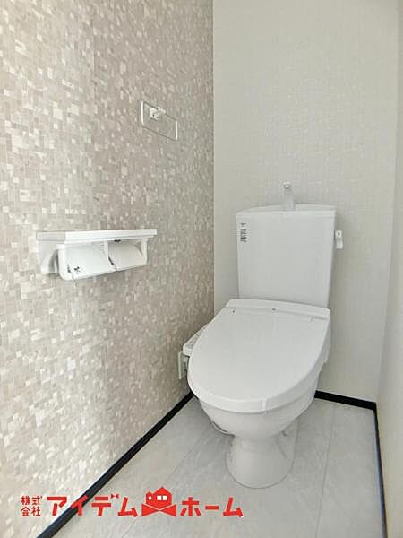 節水型でエコなトイレには、今では当たり前のウォシュレット付き。便座を温める機能もついていて、居心地良くてトイレから出られなくなるかも！換気用に換気扇はもちろん、窓も着いているので常に快適ですね。
