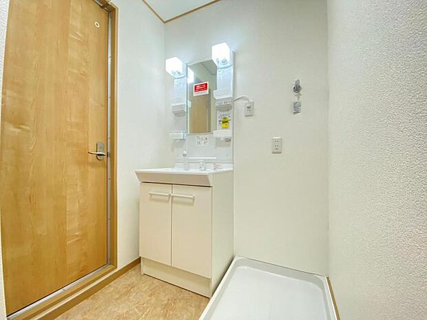 耐水性が高くお掃除が快適なクッションフロア採用の洗面室です 