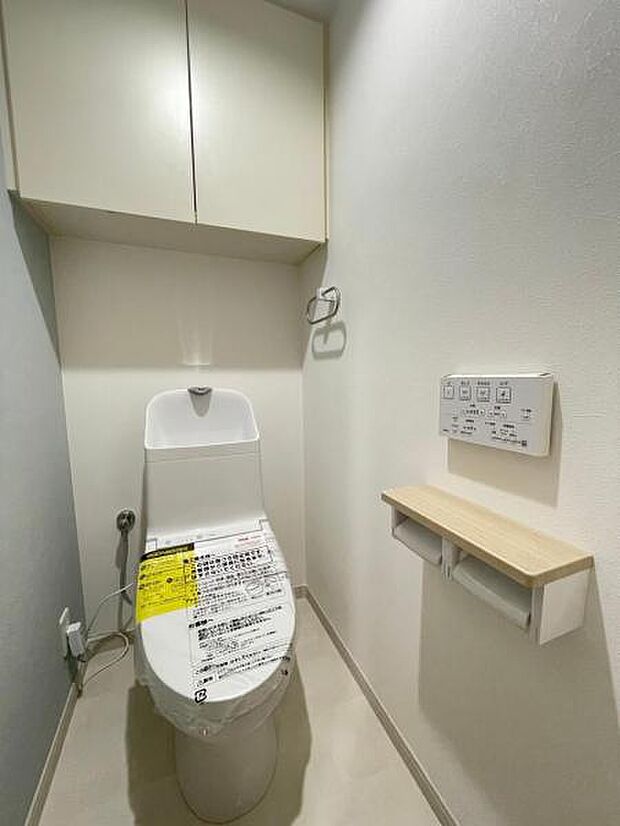 扉付き収納のあるリフォーム済みの快適なシステムトイレです 