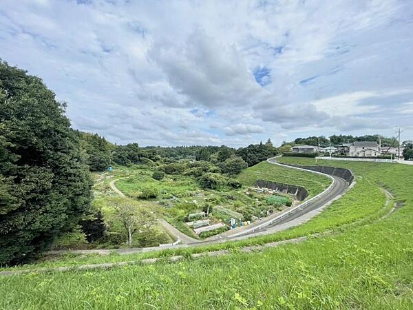前面には建物がなく、住戸からは開放感たっぷりの眺望が楽しめます！