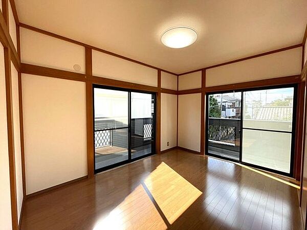 ベッドを置いてもゆとりのある広さの主寝室です