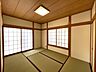 室内：2面採光の明るい和室です！寝室にもぴったり！