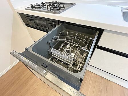 家事の時間をぐっと短縮できる便利なビルトイン食洗機。高温洗浄でしつこい油汚れもスッキリ落ち、手洗いより清潔・快適かつ経済的です。食後は家族との寛ぎタイムをゆったりと楽しめる嬉しい設備です。