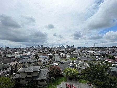 前面に遮る建物がない開放的なロケーション。澄み渡る青空と豊かな緑が目の前に広がり、日々の暮らしに心地よい開放感と癒やしをもたらします。四季折々の自然を感じながら、ゆったりと過ごせる贅沢な空間です。