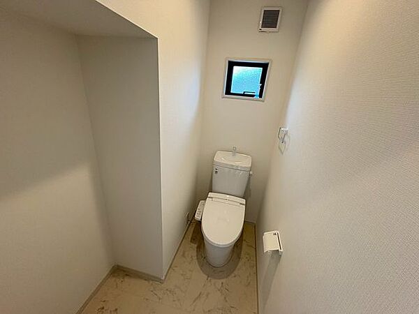 毎日使うトイレは落ち着きと清潔感のあるデザイン