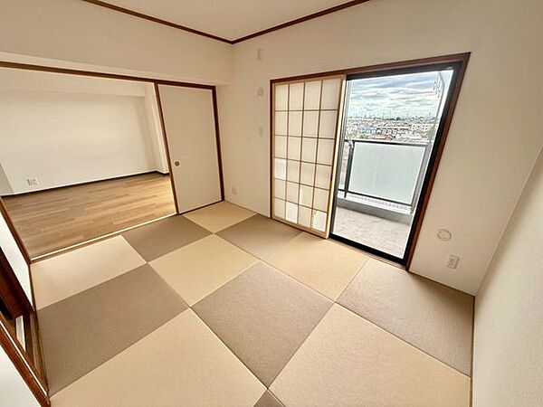 心が和む、畳の香りに包まれる暮らし。現代の住まいに安らぎをプラスする、多用途で便利な和の空間です。
