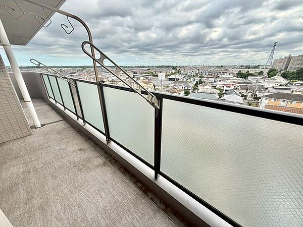 前面に遮る建物がない開放的なロケーション。澄み渡る青空が目の前に広がり、日々の暮らしに心地よい開放感と癒やしをもたらします。ゆったりと過ごせる贅沢な空間です。