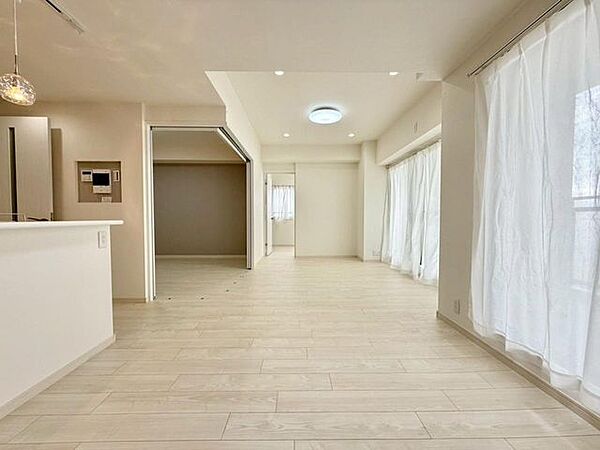 窓面積が広く、陽光の注ぐ明るいLDKです