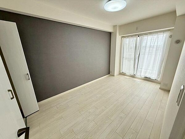 【6.7帖洋室】落ち着いたトーンが心地よい洋室。一日の疲れを優しく癒やす、安らぎの空間です。