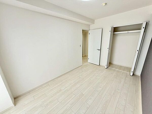 各部屋に収納スペースを確保し、自室に集約。共有スペースがすっきりと片付きます。