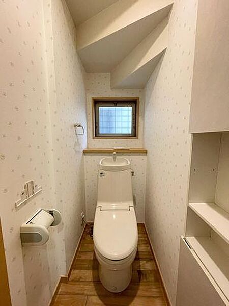 毎日使うトイレは落ち着きと清潔感のあるデザイン