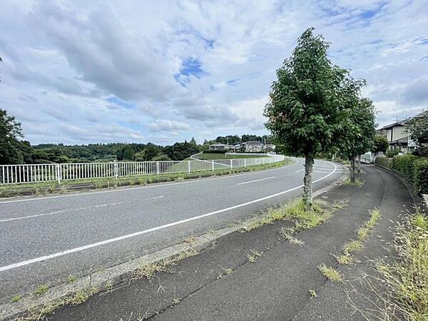 前面道路は歩道が整備されており、お子様も安心です。