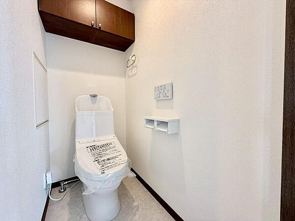 明るく清潔感のある節水型ウォシュレットトイレです