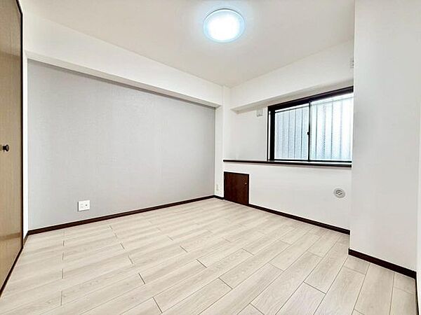 【6帖洋室】落ち着いたトーンが心地よい主寝室。一日の疲れを優しく癒やす、安らぎの空間です。