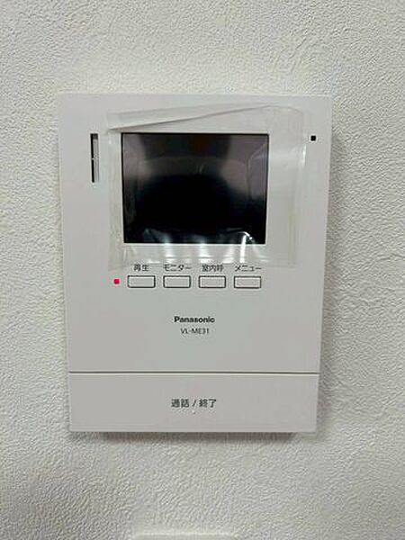 お子様のお留守番時も安心なモニター付きインターホン。鍵を開ける前に画面で相手を確認できるため、不審者の侵入予防や防犯対策に効果的です。