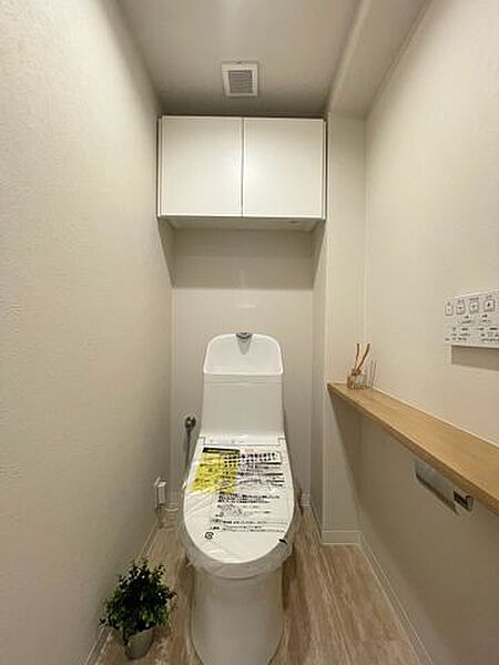 明るく清潔感のある節水型ウォシュレットトイレです