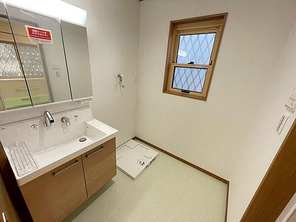 耐水性が高くお掃除が快適なクッションフロア採用の洗面室です