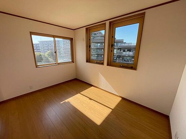 【2F北側洋室】2面採光の明るく風通しの良いお部屋です！