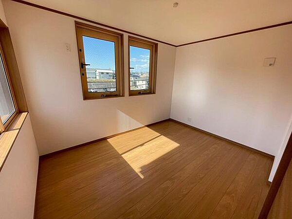 高台につき、窓からは空の広がる開放的な眺望が楽しめます。