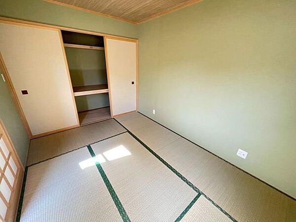 お子様のお昼寝や、寝室などライフステージに合わせて使用できる和室です