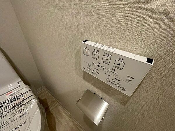 トイレはワンタッチ式の操作パネルです
