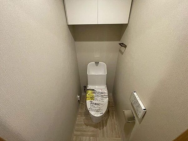 明るく清潔感のある節水型ウォシュレットトイレです