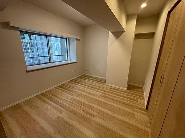 【6.9帖洋室】ベッドを置いてもゆとりのある、広さ約6.9帖の主寝室です