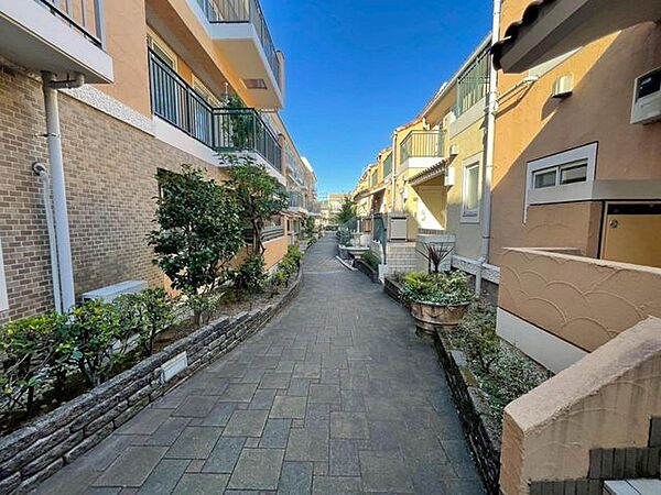 毎日のお散歩も楽しくなる、非日常感のある街並みです