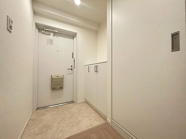ご家族の「いってきます」「おかえり」を見守る、明るい玄関